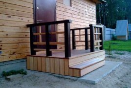 Деревянное крыльцо с перилами Деревянное крыльцо с перилами