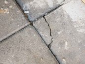 Трещины на тротуарной плитки Трещины на тротуарной плитки