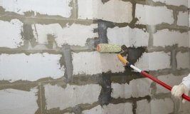 Нанесение грунтовки на газобетон с помощью валика Нанесение грунтовки на газобетон с помощью валика