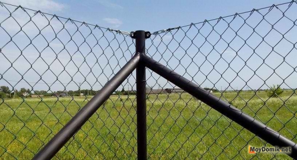 Установка столбов для забора из сетки рабицы Установка столбов для забора из сетки рабицы