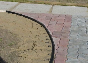 Установка пластикового бордюра для тротуарной плитки Установка пластикового бордюра для тротуарной плитки