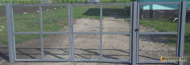 Распашные ворота из сетки рабицы Распашные ворота из сетки рабицы