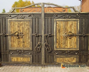 Металлические распашные ворота - кованые с деревянными вставками Металлические распашные ворота - кованые с деревянными вставками