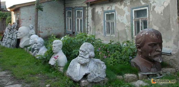 Клумба из памятников (бюстов) Клумба из памятников (бюстов)