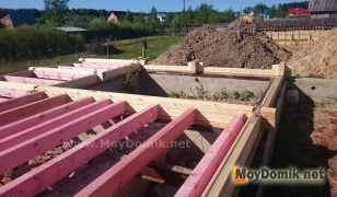 Установка лаг под черновой пол в брусовом доме Установка лаг под черновой пол в брусовом доме